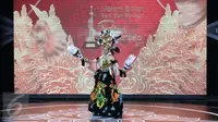 Finalis Putri Indonesia dari Kalimantan Utara, Fatya Ginajarsari mengenakan busana daerahnya saat unjuk kesenian dan bakat, Jakarta, Senin (27/3). 38 finalis ini nantinya akan berkompetisi menjadi sang Putri Indonesia 2017. (Liputan6.com/Johan Tallo)