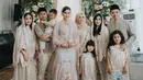 Syahnaz Sadiqah sebentar lagi akan melepas masa lajangnya. Sebelum hari pernikahannya, ia pun menggelar acara pengajian. Sebagai kakak iparnya, Nagita Slavina pun ikut di acara pengajian itu. (Foto: instagram.com/syahnazs)