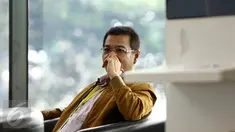 Mantan Menteri Dalam Negeri Gamawan Fauzi duduk menunggu memenuhi panggilan KPK, Jakarta, Rabu (12/10).  Pemanggilan Gamawan terkait kasus dugaan korupsi proyek penerapan e-KTP. (Liputan6.com/Helmi Afandi)