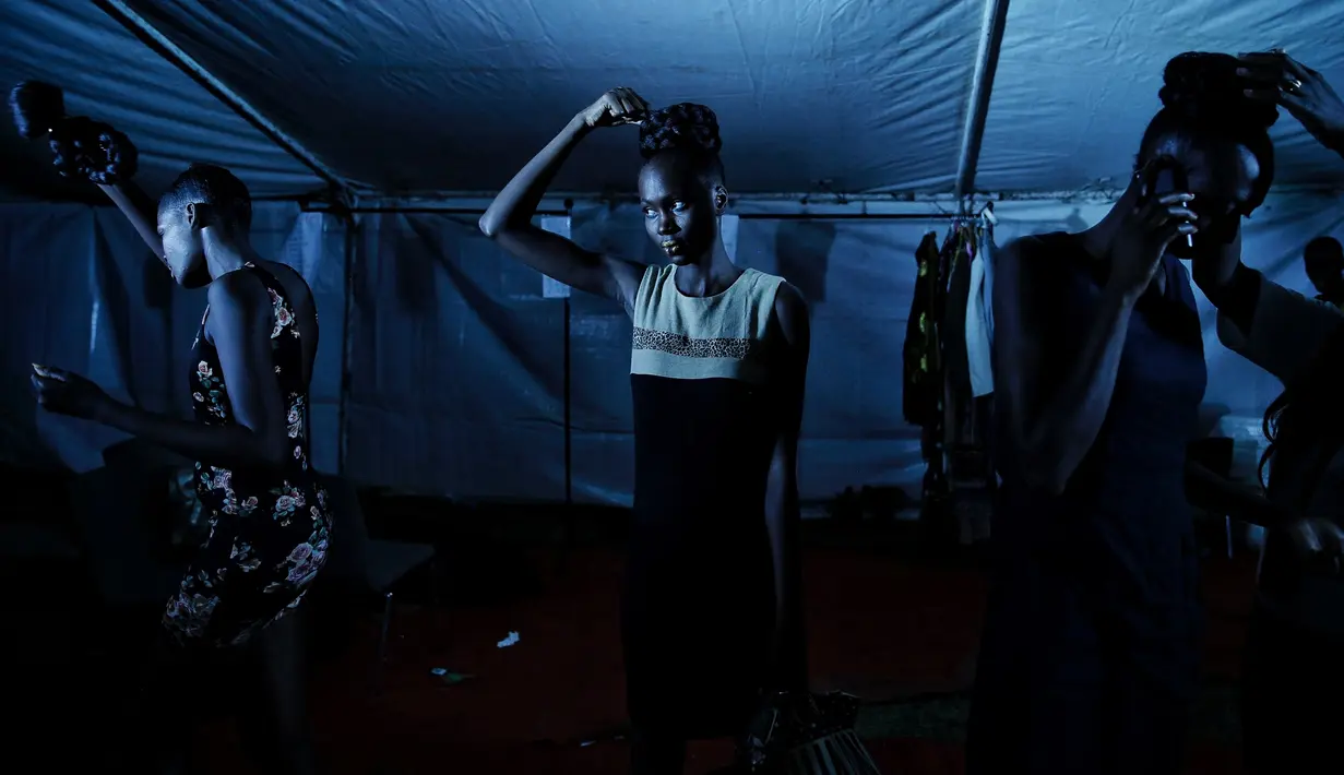Model membuka wig mereka setelah Dakar Fashion Week di ibukota Senegal,(1/7). Menurut data Euromonitor dunia fashion di Sub-Sahara Afrika telah berkembang pesat selama dua dekade terakhir. (AP Photo / Finbarr O'Reilly)