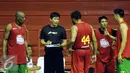 Asisten pelatih Satria Muda Pertamina, Youbel Sondakh (kedua kiri) memberi arahan pada Dior Lowhorn (44) saat latihan di GOR Soemantri Brodjonegoro, Jakarta, Rabu (19/10). Latihan ini persiapan jelang Perbasi Cup 2016. (Liputan6.com/Helmi Fithriansyah)