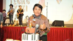 Personel CJR, Kiki, merayakan ulang tahunnya yang ke-17 di Jakarta, Minggu (4/1/2015). (Liputan6.com/Panji Diksana)