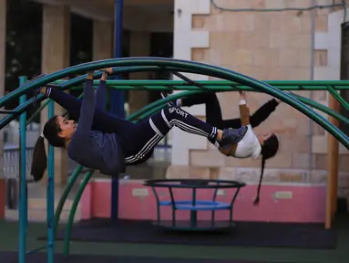 Sejumlah wanita muda Palestina berlatih parkour di Kota Betlehem, Tepi Barat (30/11/2020). (Xinhua/Mamoun Wazwaz)