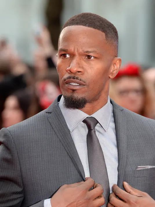 “Rumor itu seratus persen tidak benar. Bahkan itu cukup lucu karena kami hanya menari di acara amal bersama dengan banyak orang lainnya,” ucap Jamie yang sempat menyangkal hubungannya dengan Katie Holmes. (Bintang/EPA)