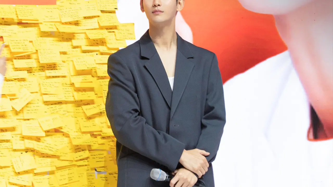Gaya Effortless dan Wajah Mulus Kim Soo Hyun Sukses Bikin Fans di Jakarta Menjerit