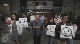 Puluhan aktivis gerakan anti korupsi menggelar aksi di gedung KPK, Jakarta (11/4). Mereka menggelar aksi sambil membawa poster Novel Baswedan dan mengutuk pelaku penyerangan terhadap novel. (Liputan6.com/Helmi Afandi)