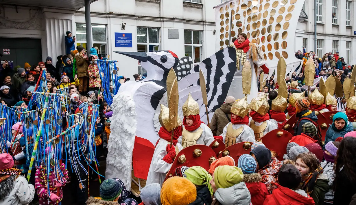 Para pelajar berpartisipasi dalam perayaan Maslenitsa di Moskow tengah, Rusia, pada 27 Februari 2020. Maslenitsa adalah hari libur tradisional di Rusia untuk merayakan awal musim semi. (Xinhua/Maxim Chernavsky)