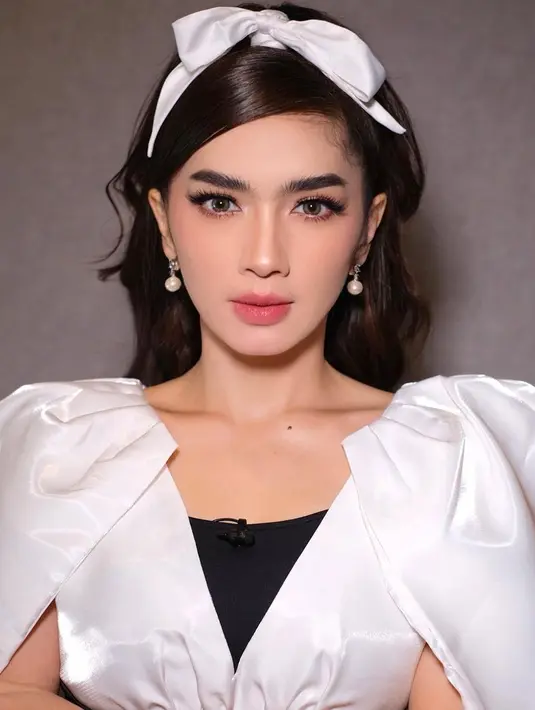 Makeup baby doll yang menawan dari Angel Karamoy. Dengan outfit putih dan bando pita yang manis, makeup bold bernuansa merah muda yang lembut membuat penampilan Angel Karamoy sempurna bak boneka hidup. Foto: Instagram.