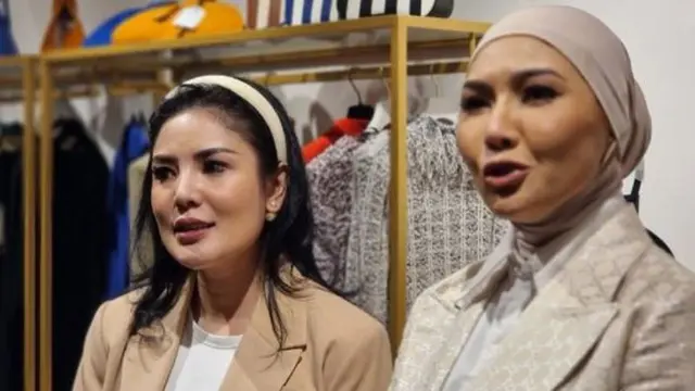 Nindy Ayunda dan Renny Anggesti saat pembukaan Renway Luxury Boutique