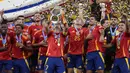 Selebrasi para pemain Timnas Spanyol, Alvaro Morata (tengah) dkk merayakan gelar juara Euro 2024 setelah mengalahkan Timnas Inggris 2-1 pada laga final di Olympiastadion, Berlin, Jerman, Minggu (14/7/2024). (AP Photo/Frank Augstein)