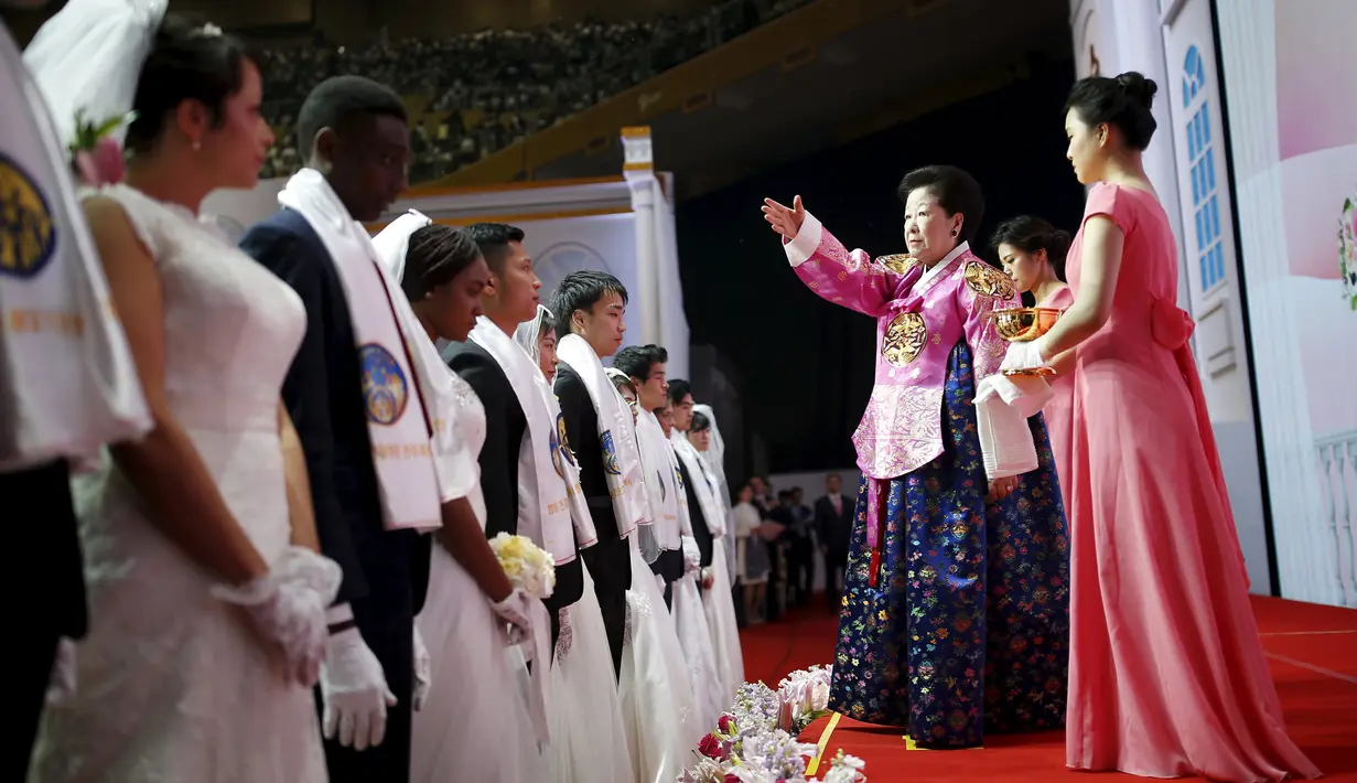 Sejumlah pasangan saat mengikuti pernikahan massal di Gereja Unifikasi Korea Selatan, (20/02). Pernikahan massal di Korea Selatan sudah sering diadakan dan menjadi ciri khas gereja yang didirikan pada tahun 1954 tersebut.(REUTERS / Kim Hong - Ji)