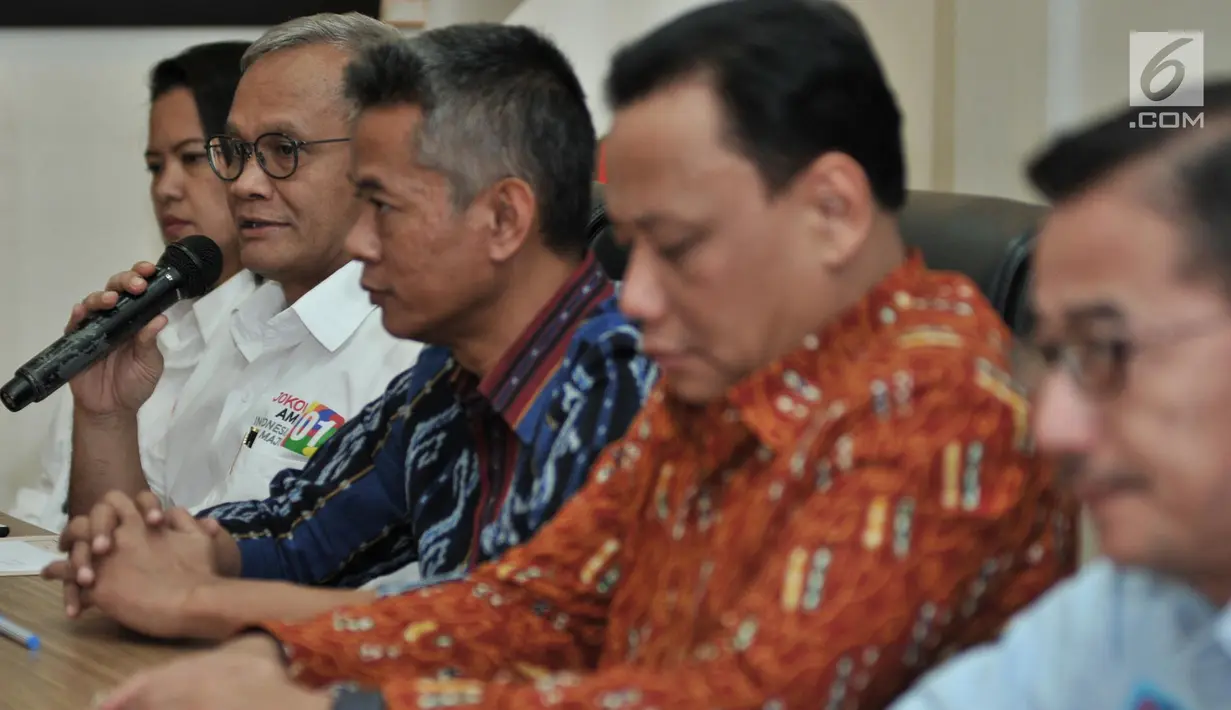 Direktur Program TKN Jokowi-Ma'ruf Aria Bima memberikan keterangan hasil rapat persiapan debat Capres keempat di kantor KPU, Jakarta, Senin (25/3). Hasil rapat tersebut memutuskan TV penyeleggara dalam debat keempat adalah EMTEK group dan Metro TV. (merdeka.com/Iqbal S Nugroho)