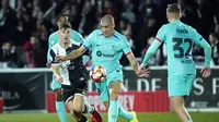 Aksi gelandang Barcelona, Oriol Romeu mendapat kejaran pemain Unionistas de Salamanca dalam duel di babak 16 besar Copa del Rey 2023/2024 di Estadio Municipal Reina Sofía, Jumat (19/1/2024) dini hari WIB. (CESAR MANSO / AFP)