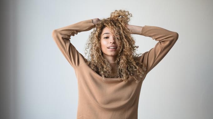 Tips Memotong Rambut  Keriting  Agar Tidak Terlalu Pendek 