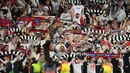 Suporter Eintracht Frankfurt selaku tim tamu hadir lebih banyak dari yang seharusnya. (AFP/Lluis Gene)