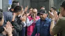 Vonis tersebut dibacakan majelis Hakim Pengadilan Tindak Pidana Korupsi, Jakarta, pada Kamis (26/2/2026). Tampak dalam foto, mantan Direktur Utama PT Pertamina Patra Niaga, Riva Siahaan (tengah), dikawal menuju ke ruang sidang untuk mendengar pembacaan vonis oleh majelis hakim Pengadilan Tindak Pidana Korupsi, Jakarta, Kamis (26/2/2026). (BAY ISMOYO/AFP)