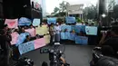 Perwakilan dari peserta PPWK Lakpesdam-PBNU melakukan aksi dukungan di Gedung KPK, Jakarta, Kamis (12/10). Dalam pernyataan sikapnya, mereka mendorong KPK segera menuntaskan kasus mega-korupsi seperti BLBI, E-KTP. (Liputan6.com/Helmi Fithriansyah)