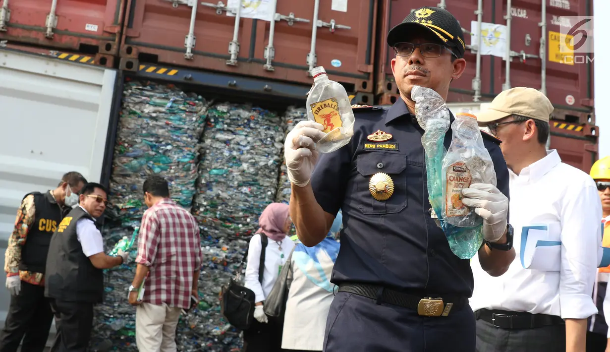 Dirjen Bea Cukai Heru Pambudi menunjukkan sampah plastik di Tanjung Priok, Jakarta, Rabu (18/9/2019). Sampah plastik bercampur limbah B3 asal Australia tersebut merupakan hasil penindakan terhadap PT HI, PT NHI, dan PT ART. (Liputan6.com/Angga Yuniar)