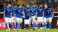 Para pemian Italia saat merayakan gol Lorenzo Insigne (10) saat melawan Liechtenstein pada kualifikasi Piala Dunia 2018 grup G di Friuli Stadium, Udine, Italia, (11/6/2017).  (Alberto Lancia/ANSA via AP)
