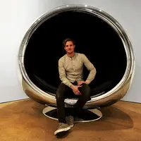 Duduk di kursi yang satu ini, bikin kamu merasa punya sebuah pride yang nggak bisa diungkapkan dengan kata-kata. (Via: boredpanda.com)