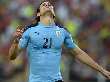 Penyerang Uruguay, Edinson Cavani memimpin puncak klasemen top scorer kualifikasi Piala Dunia 2018 zona CONMEBOL dengan torehan sembilan gol. (AFP/Federico Para)