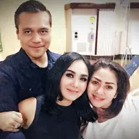 Yuni Shara dan Chiko Hakim besuk ibunda Kristina yang sedang sakit (Instagram/@kristinadangdut)