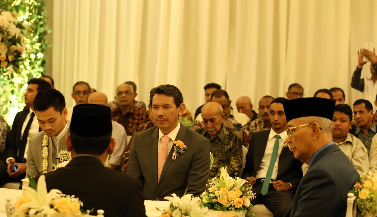Di acara yang menghadirkan tamu terbatas ini terdapat dua orang saksi yaitu  Mantan Wakil Presiden RI Jend (Purn) Try Sutrisno dan Komjen Pol (Purn) Drs. H. Anton Bachrul Alam, S.H. yang menyatakan ijab kabul telah sah. (Fathan Rangkuti/Bintang.com)