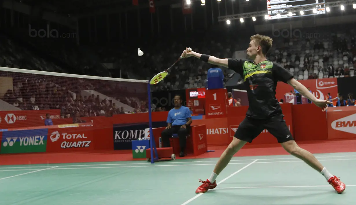 Tunggal putera Denmark, Rasmus Gemke, saat melawan Ihsan Maulana Mustofa pada laga Indonesia Masters 2018 di Istora Senayan, Rabu (24/1/2018). Ihsan takluk 21-17, 21-23, 16-21. (Bola.com/M Iqbal Ichsan)