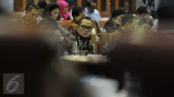 Menteri Tenaga Kerja, Hanif Dhakiri menyimak keterangan saat rapat kerja dengan Komisi IX DPR di Kompleks Parlemen, Senayan, Jakarta, Kamis (19/11). Rapat tersebut membahas isu-isu terkait permasalahan tenaga kerja di Indonesia.(Liputan6.com/Johan Tallo)