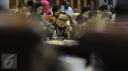 Menteri Tenaga Kerja, Hanif Dhakiri menyimak keterangan saat rapat kerja dengan Komisi IX DPR di Kompleks Parlemen, Senayan, Jakarta, Kamis (19/11). Rapat tersebut membahas isu-isu terkait permasalahan tenaga kerja di Indonesia.(Liputan6.com/Johan Tallo)