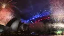 Kembang api meledak di atas Sydney Harbour saat perayaan Malam Tahun Baru di Sydney, Minggu, 31 Desember 2023. (Dan Himbrechts/AAP Image via AP)