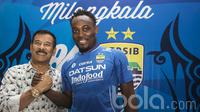 Manajer Persib Bandung, Umuh Muchtar, bersalaman dengan Michael Essien, usai jumpa pers di Kantor Persib Bandung, Jawa Barat, Rabu (29/3/2017). (Bola.com/Vitalis Yogi Trisna)