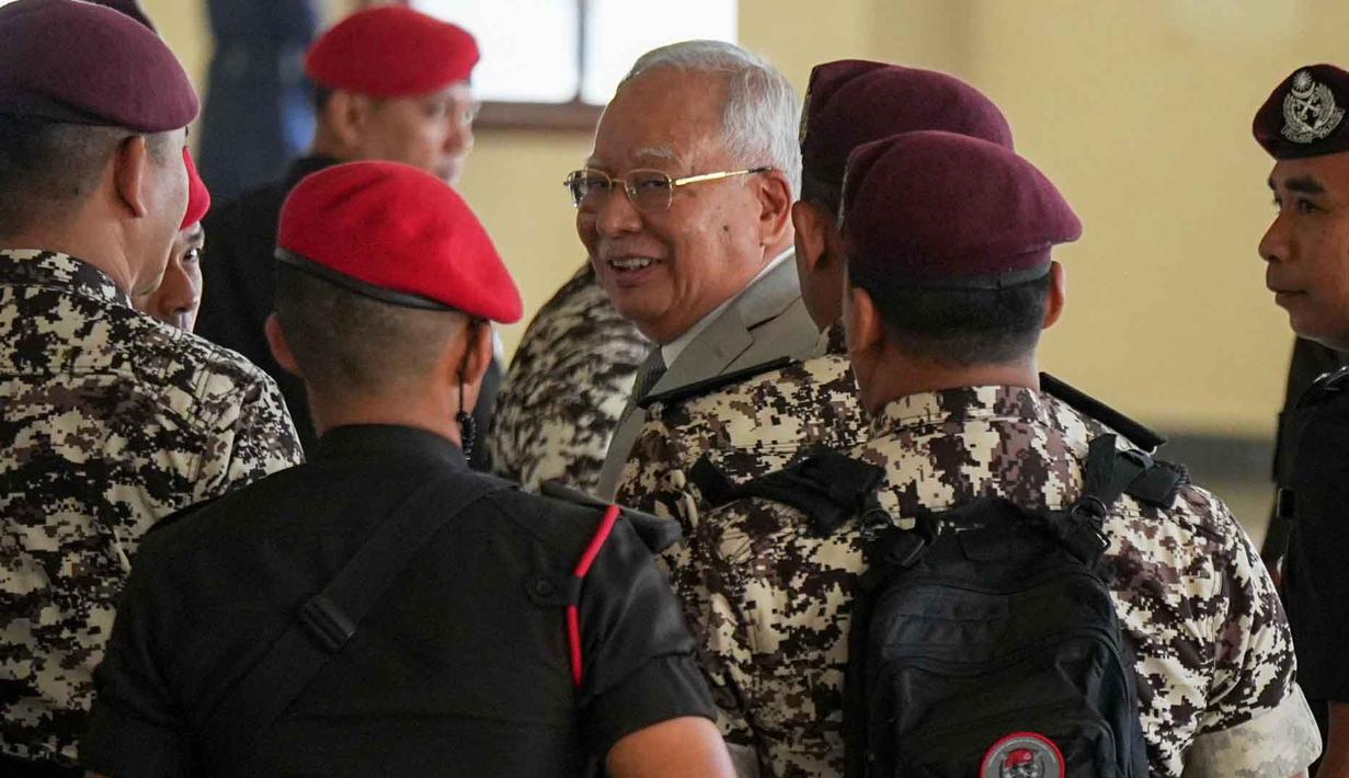 Sebelumnya, Pengadilan Tinggi Malaysia menjatuhkan hukuman 12 tahun penjara dan denda sebesar RM210 juta kepada mantan Perdana Menteri Malaysia, Najib Razak, di mana keputusan tersebut dikuatkan oleh Pengadilan Banding dan Mahkamah Federal setelah menolak banding. Tampak dalam foto, mantan Perdana Menteri Malaysia, Najib Razak (tengah) dikawal oleh petugas penjara saat tiba di Kompleks Pengadilan Tinggi Kuala Lumpur, Malaysia, Senin 22 Desember 2025. (AP Photo/Azneal Ishak)