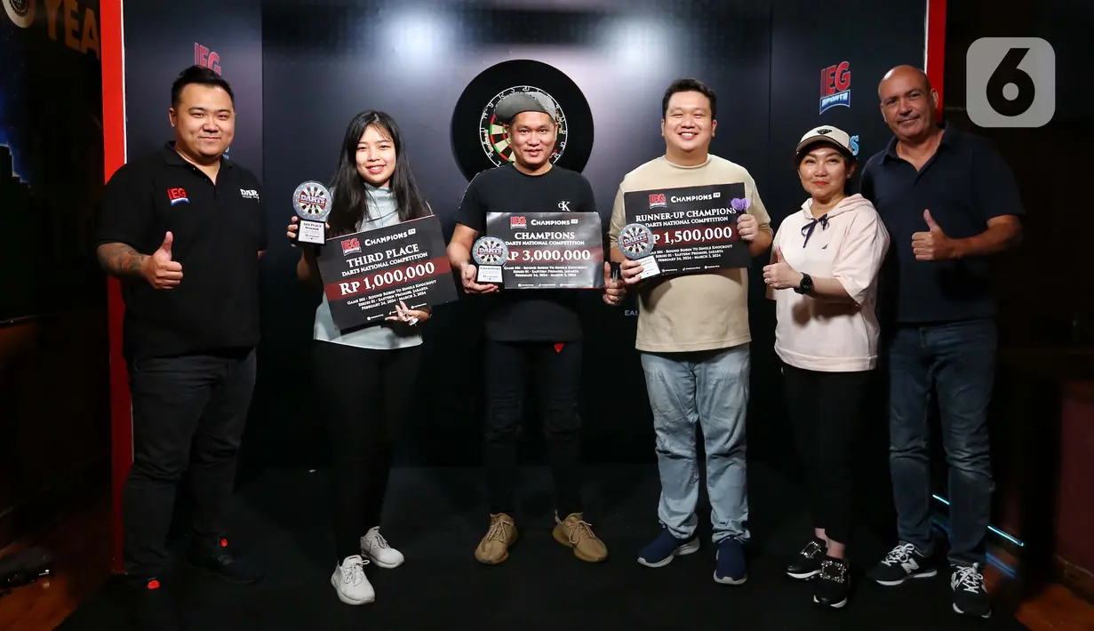 GM Business Development and Content IEG Bela Fonti, Jessica Christina (Juara 3), Tirta Suparjo (Juara 1), Frangky Yohanes (Juara 2), Direktur ATVI Melitina, dan GM Operation Eastern Promise Lens Teur We (kiri ke kanan) berfoto bersama usai memberikan hadian kepada para pemenang Darts National Competition Series 01 di Eastern Promise, Kemang, Jakarta, Sabtu (2/3/2024). (Liputan6.com/Angga Yuniar)