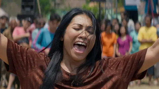 Anggun sebagai guru Asri dalam film Para Perasuk. (Foto: Dok. Rekata Studio)