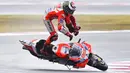 Akrobat di udara Jorge Lorenzo pebalap MotoGP dari Tim Ducati di udara saat berlaga di Grand Prix San Marino di Sirkuit Marco Simoncelli, Misano (10/9/2017). (AFP/Marco BERTORELLO)