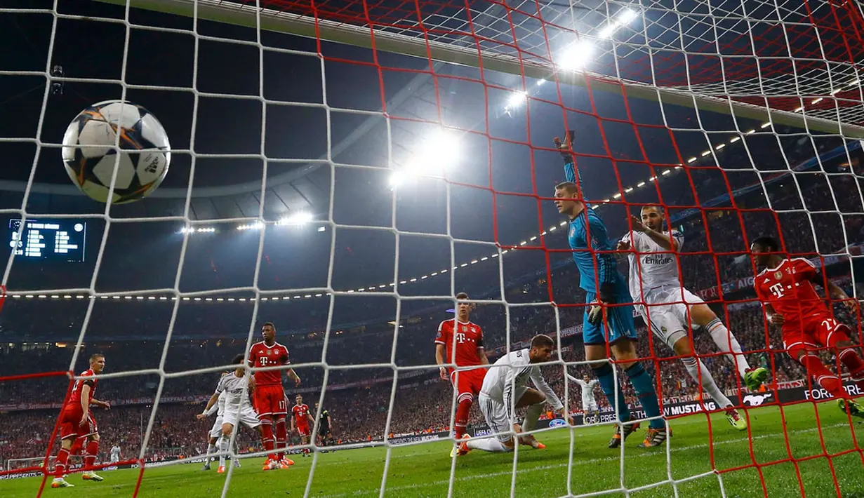 Sergio Ramos (Real Madrid-bawah) mencetak gol keduanya di laga kedua semifinal Liga Champions yang digelar di Allianz Arena, Munich (30/4/2014). (REUTERS/Kai Pfaffenbach)