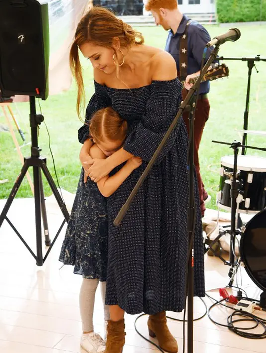 Di tiga acara yang berbeda itu, Jessica Alba kabarnya hadir dengan tampilan yang mempesona. Berbagai jenis model pakaian ia kenakan untuk acara yang berbeda itu.  (AFP/Dimitrios Kambouris)