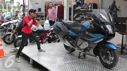 Seorang pewarta mengambil gambar K 1600 GT Sport saat ditampilkan di BMW Pop-Up Container, Jakarta, Senin (21/3/2016). Motor kelas touring tersebut hanya dijual satu unit di Indonesia. (Liputan6.com/Angga Yuniar)