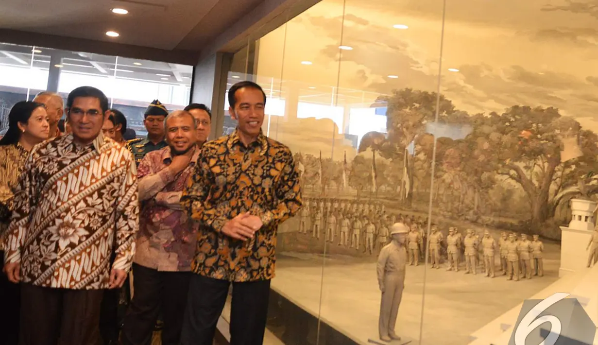 Presiden Jokowi berkeliling ditemani Ketua Mahkamah Konstitusi Hamdan Zoelva di Pusat Sejarah Konstitusi, Gedung MK, Jakarta, Jumat (19/12/2014). (Liputan6.com/Faizal Fanani)