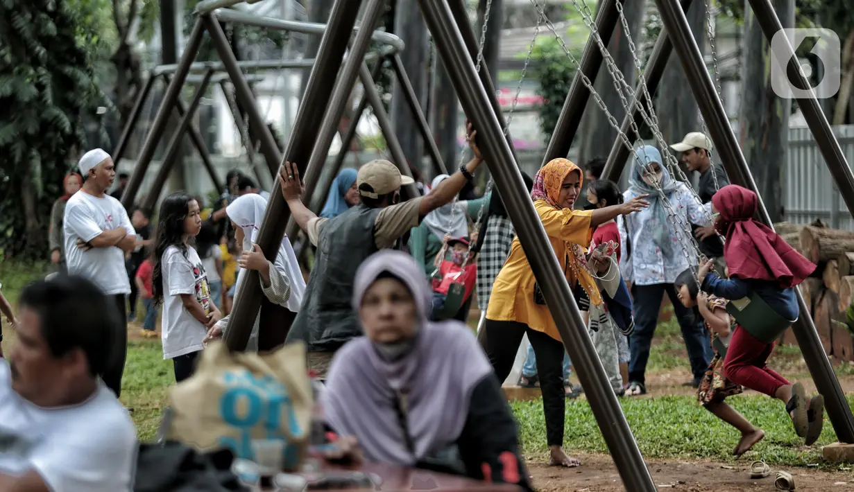 <p>Warga saat berkunjung ke Taman Tebet Eco Park, Tebet, Jakarta Selatan, Kamis (5/5/2022). Setelah resmi dibuka untuk umum usai direvitalisasi, Tebet Eco Park menjadi salah satu alternatif wisata bagi warga Jakarta untuk mengisi waktu libur Idul Fitri 1443 H bersama keluarga. (merdeka.com/Iqbal S. Nugroho)</p>