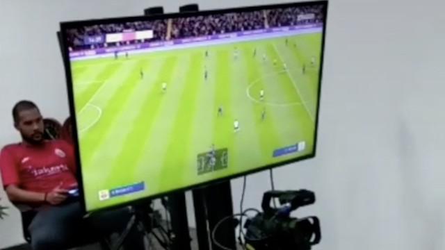 Berita video TikTok Bola.com kali ini menampilkan dua bintang Persija Jakarta, Andritany Ardhiyasa dan Rezaldi Hehanussa, yang melakukan "pemanasan" terlebih dahulu jelang BOLA Esports Challenge.