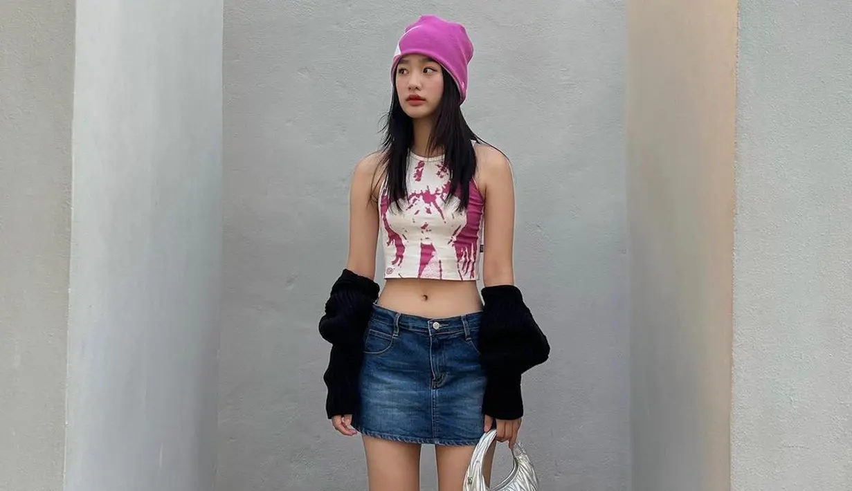 <p>Sebagai artis kelahiran 2000, Tu Tontawan kerap mengadopsi tren fashion Y2K yang tengah digemari kalangan Gen Z. [@tontawan].</p>