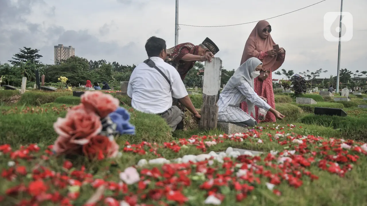 Ziarah Kubur Jelang Ramadhan di TPU Rorotan