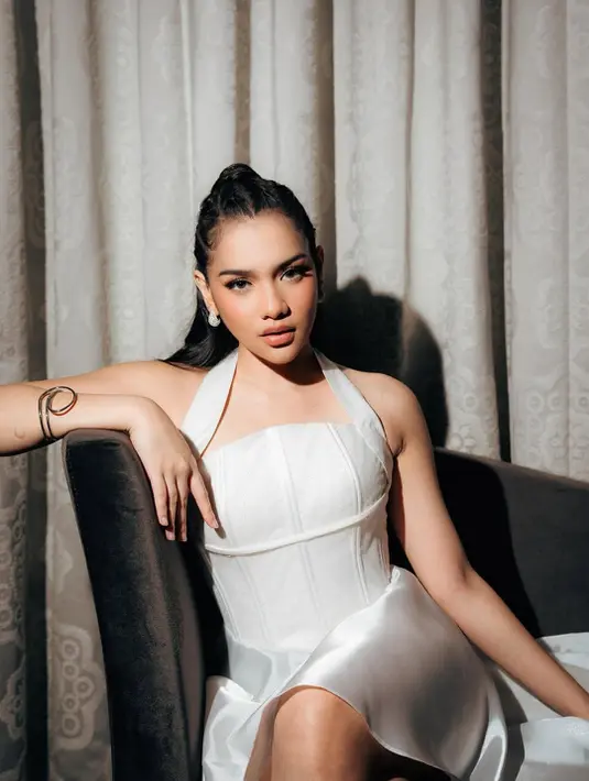 Tak ketinggalan, gaya ini dirancang dengan apik oleh stylist @fandinasutionn, dan momen spesial ini diabadikan indah oleh @snap.nuel.  [@davinaakaramoy].