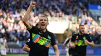 Menjadi mesin gol Inter Milan, Edin Dzeko meraih kesuksesan musim ini. Ia berhasil mengantarkan il Nerazurri juara Coppa Italia 2022. Dzeko tampil apik bersama Inter Milan. Ia sukses mencetak 17 gol dan 10 assist di semua ajang. Ia tampil dalam 49 laga dengan rincian 3.371 menit bermain pada 2021/2022. (AFP/Miguel Medina)