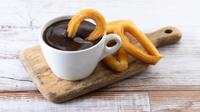 How to make churros with the chocolate dipping sauce. (Photo: chandlervid85/Freepik)