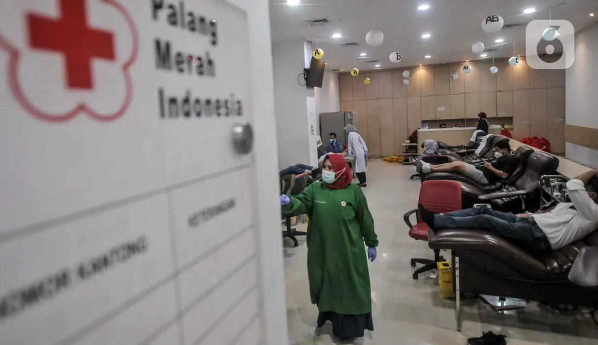 <p>Petugas melayani warga yang mendonorkan darahnya di Palang Merah Indonesia (PMI) DKI Jakarta, Jakarta, Selasa (26/4/2022). Saat ini PMI DKI Jakarta memacu ketersediaan darah dengan layanan jemput bola melalui mobil pelayanan donor darah keliling. (merdeka.com/Iqbal S. Nugroho)</p>