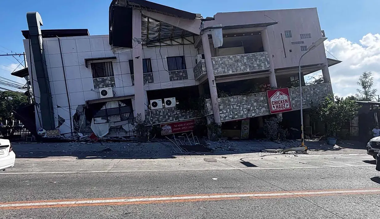 Sebuah bangunan yang runtuh terlihat setelah gempa bumi berkekuatan magnitudo 7,8 di Kota General Santos, Filipina, pada Senin 8 Juni 2026. (Edwin Espejo/AFP)