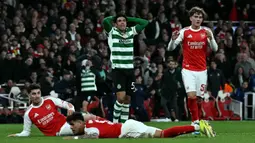 Kepastian didapat usai bermain imbang 0-0 kontra Sporting CP di Emirates Stadium, Kamis (16/4/2026) dini hari WIB. Tampak dalam foto, ekspresi gelandang Sporting CP asal Portugal, Joao Simoes (kiri berdiri) setelah gagal mencetak gol saat pertandingan leg kedua perempat final Liga Champions 2025/2026 melawan Arsenal di Stadion Emirates, London Utara pada Rabu 15 April 2026 waktu setempat atau Kamis (16/4/2026) dini hari WIB. (Ben STANSALL/AFP)